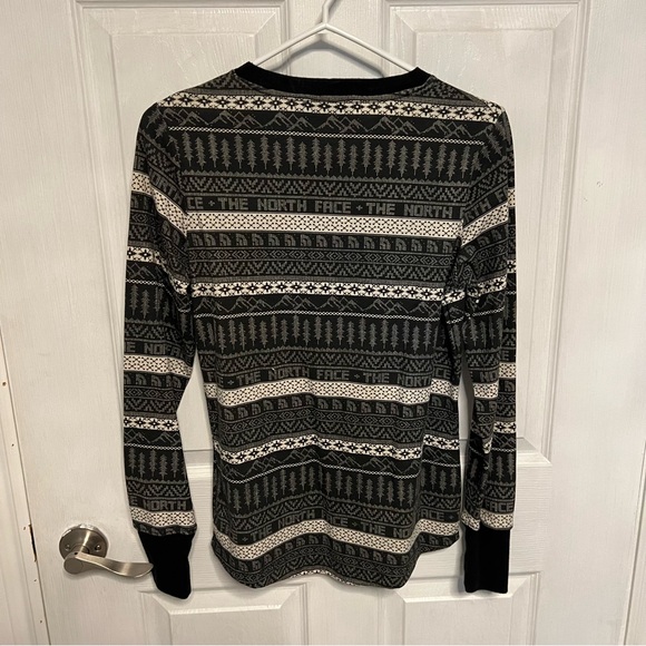 5/$100 The North Face Black/Cream top - Picture 4 of 4